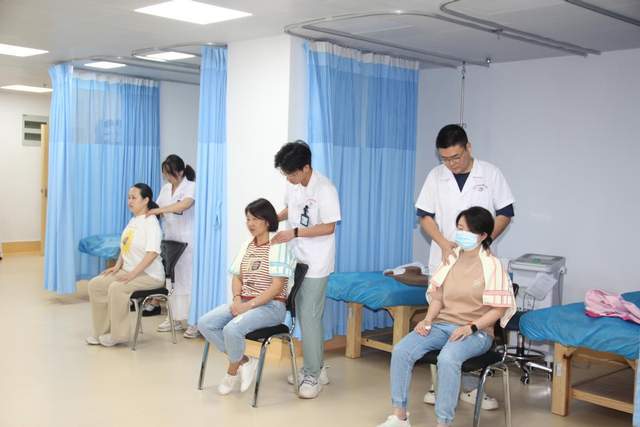 紅心向黨迎七一，志愿服務送健康——武漢市職業(yè)病防治院開展家門口的針灸名醫(yī)義診康復診療活動